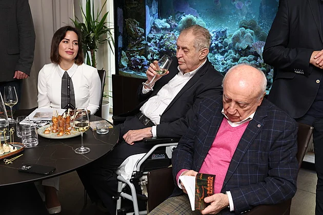 Skvěle naladěný Miloš Zeman: Vapík a víno! Bojím se mávat, abych nehajloval