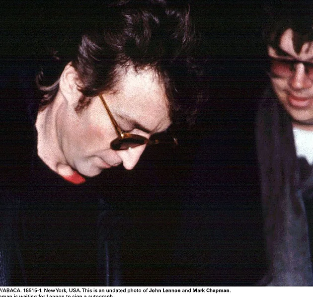 Lennon vášnivě objal Yoko Ono, o pár hodin později ho zastřelil závistivý lůzr