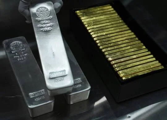 Cena stříbra pro okamžité dodání je na rekordu, přesáhla 61 dolarů za unci