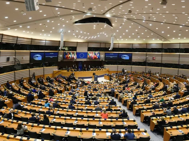 „EU se dál řítí elektromobilem proti zdi.“ Budoucí vláda kritizuje nový emisní cíl