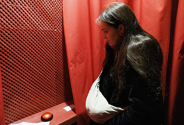 Rozjímání a empatie. Cesta festivalem zlozvyků v Brně končí ve zpovědnici