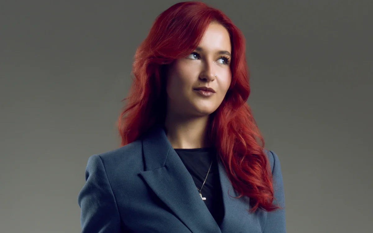 Pirátka si rýpla do Turka kvůli „zvedání pravačky“, Rajchl ji pokáral