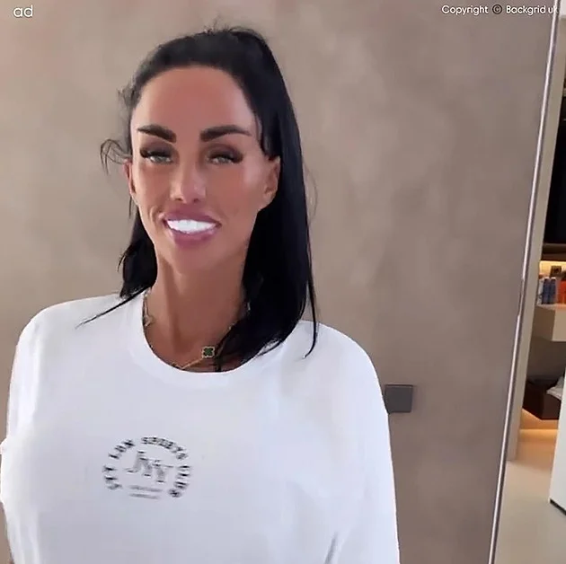 Katie Price záhadně hubne. Štíhlou postavu předvedla ve vánočním kostýmku