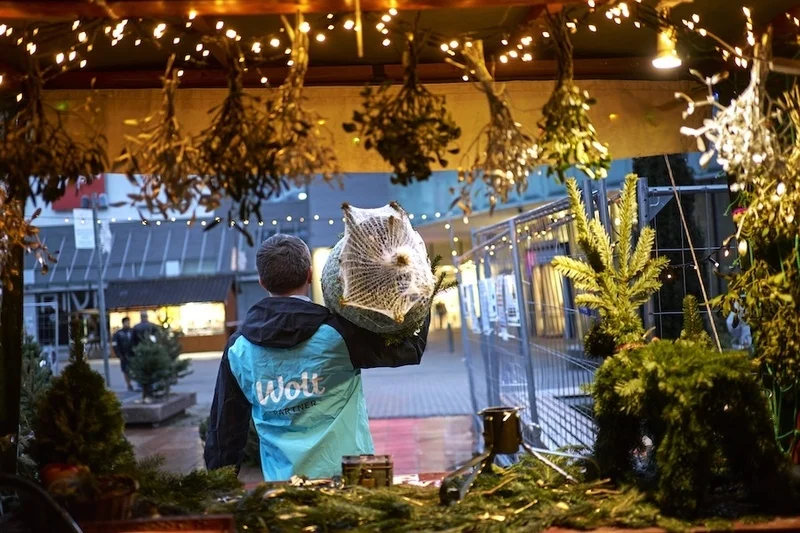 Kurýři Woltu letos poprvé rozváží až domů i vánoční stromky. Šetří tak čas zákazníkům před Vánocemi