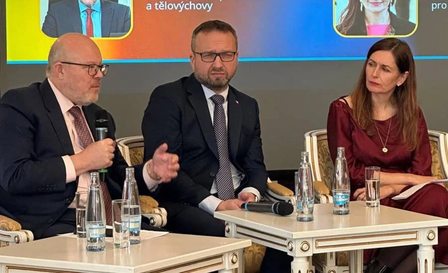 Válek radí Vojtěchovi. Jurečka se chválí. Laurenčíková chce další funkci