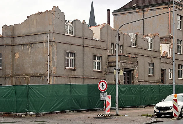 V Karlových Varech bourají část historické budovy keramické školy, nahradí ji nová