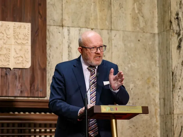 Válek tvrdil, že nikde v Evropě se hluk z veřejných akcí nereguluje zákonem. Studie ukázala, že to tak není