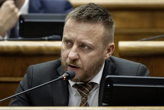 Kotlár chce zničit zásoby krve od očkovaných dárců. V Česku mu přikyvuje Rédová