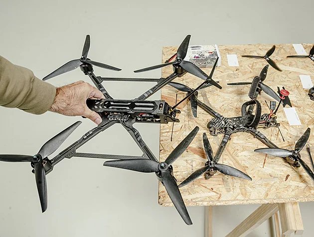 Vojenská policie zasahuje kvůli sbírce na drony pro Ukrajinu. Šetří, jak byly pořízeny