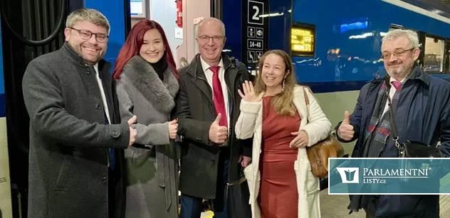 Benda, Jakob a další ve vlaku. Internet vybouchl smíchy