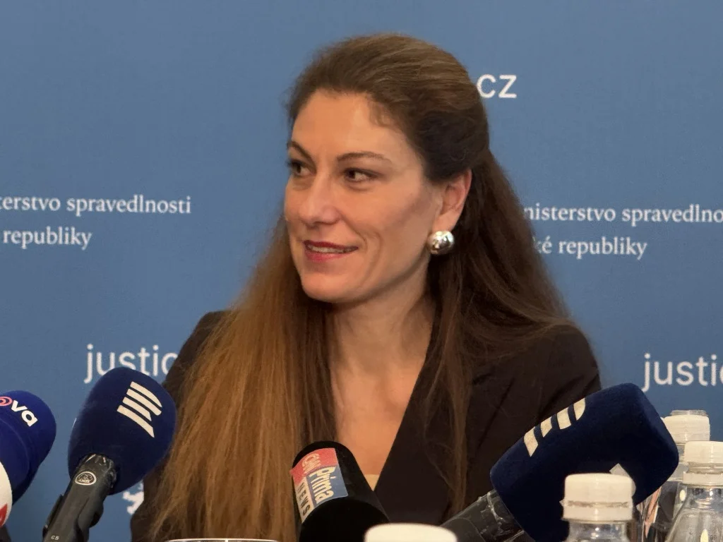 Věznice jsou připravené na propuštění tří stovek neplatičů alimentů. Decroix se loučí