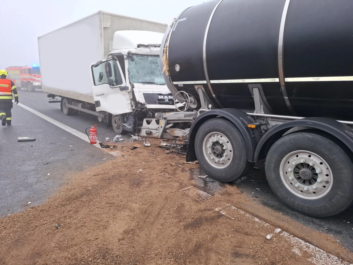 Řidič náklaďáku naboural na D1 zezadu do cisterny. Vyprošťovat ho museli hasiči