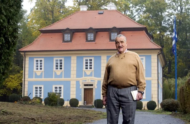 Na prodej je zámek Dřevíč, ve kterém žil Karel Schwarzenberg. Stojí 65 milionů