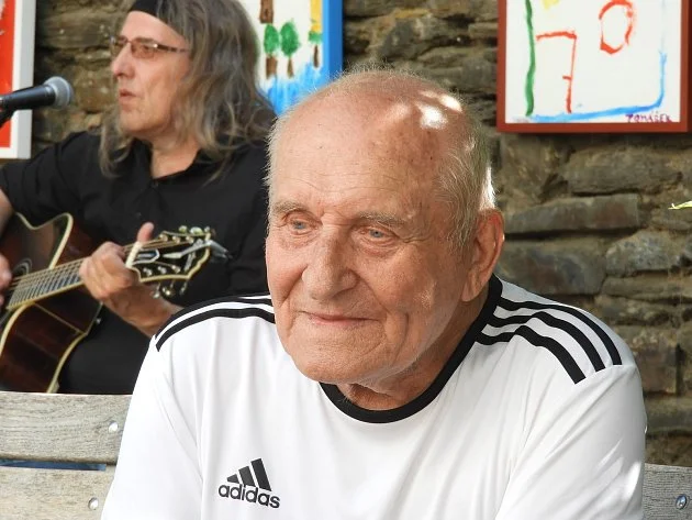 Stíhací letec, vyznamenaný hrdina. Zemřel plukovník Emil Šneberg, bylo mu 94 let