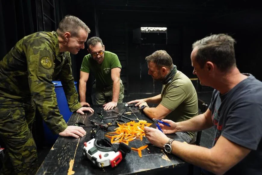 Vojenská policie si přivolala na pomoc i celníky. Akce proti dronařům získává kontury