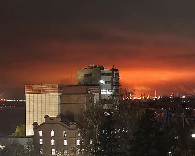 Ukrajinci poslali drony na Saratovskou rafinerii. Gubernátor mluví o zabitých