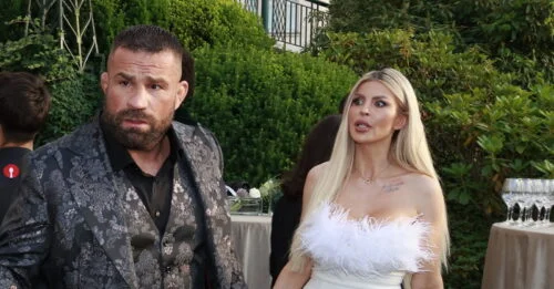 Mrk do kamery a svůdné pohledy. Lela Vémola v  titěrných šatech ukázala, o co její manžel možná přijde