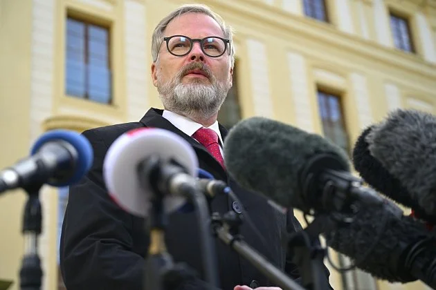 Fiala označil kritiku muniční iniciativy za mimořádně nezodpovědnou