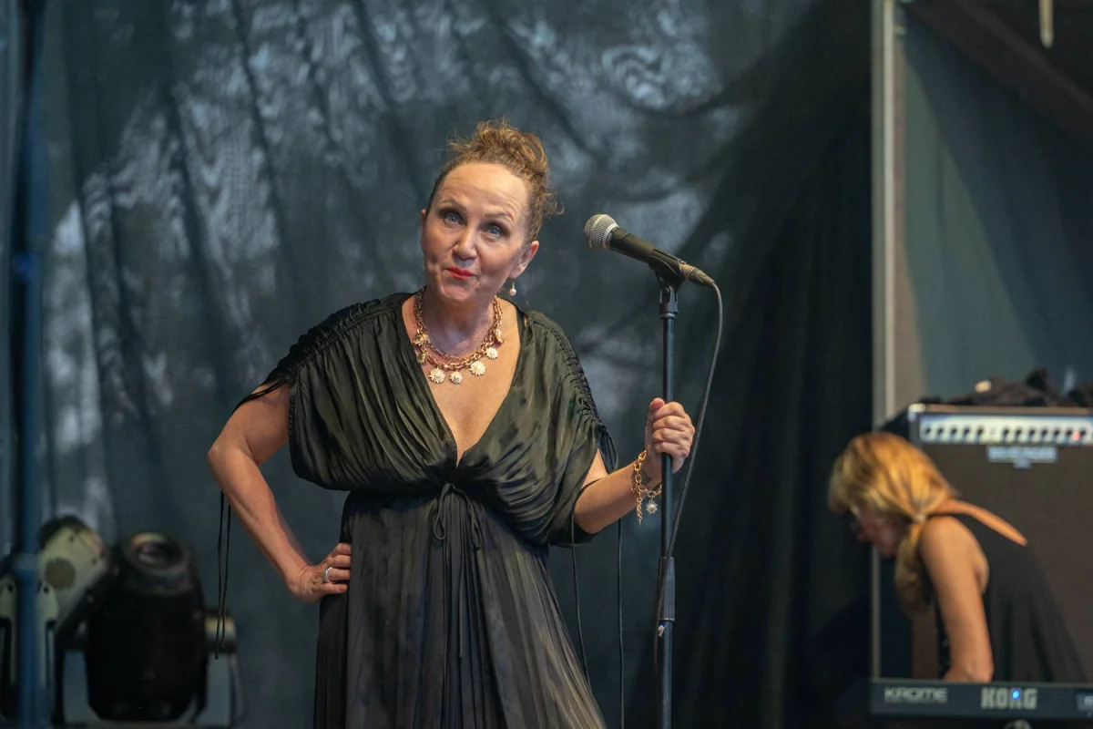 Bára Basiková a její bydlení: 7 pokojů v Karlíně vyměnila za podkroví u Staromáku. Byt je plný knih a vzpomínek