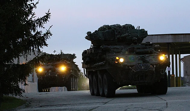 Při útoku Islámského státu na konvoj v Sýrii zahynuli tři Američané, oznámil Pentagon