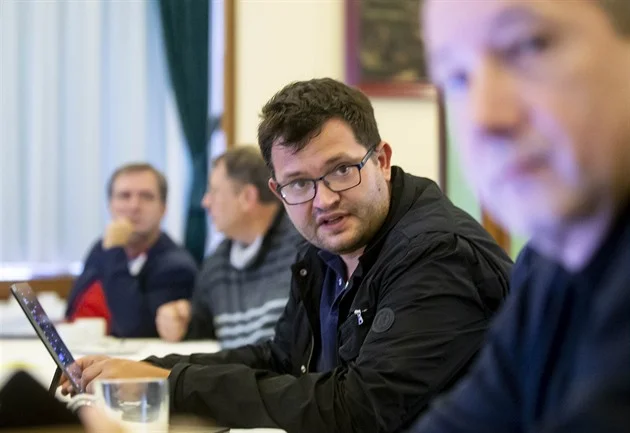 Ze SOCDEM odcházejí další politici. Exministr Chvojka i poražený v boji o šéfa