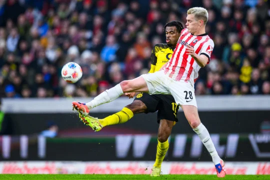 Fotbalisté Dortmundu remizovali s Freiburgem a dotáhli se na druhé Lipsko