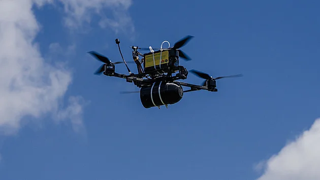 Dárek pro Putina dostal sto milionů od neznámého dárce. Většina půjde na drony