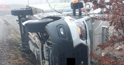 Řidič dodávky dostal při průjezdu zatáčkou na Jihlavsku smyk