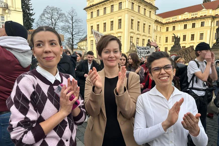Pirátky nadchli studenti, kteří šli proti Motoristům. Gregor se tvářil zcela opačně