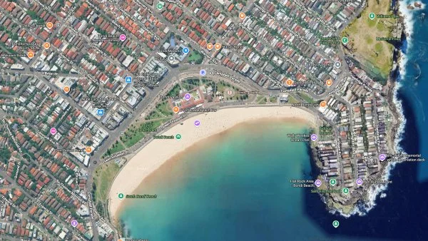 Teroristický útok na oslavu Chanuky na Bondi Beach v Sydney má 11 obětí, jeden útočník je mrtvý, druhého zadržela policie
