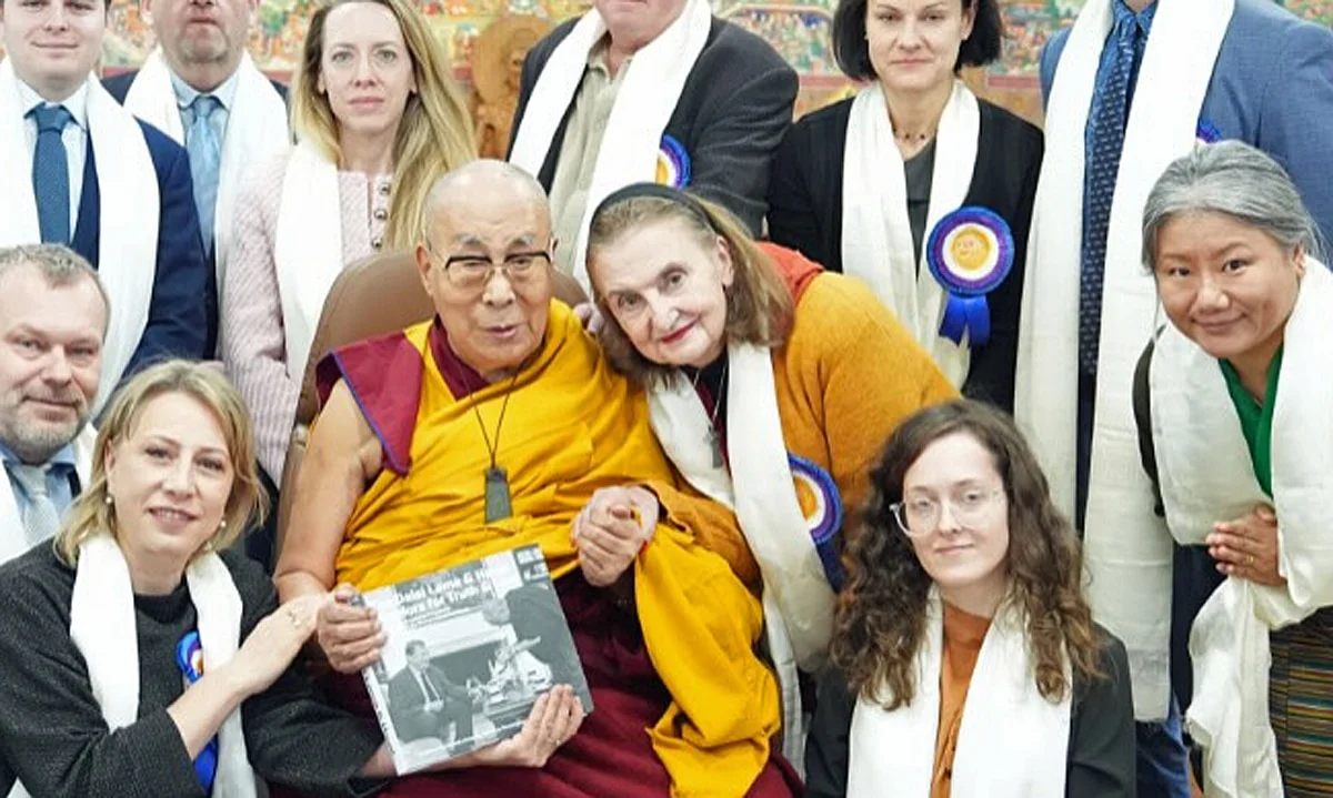 Eva Holubová překvapila: V Indii ji přijal sám dalajlama, líbala mu ruku