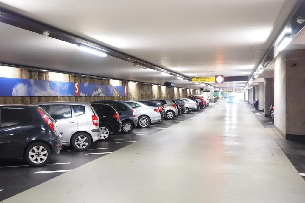 Parkovací místa pro elektromobily, které neexistují. EU chce vsadit na mikroauta