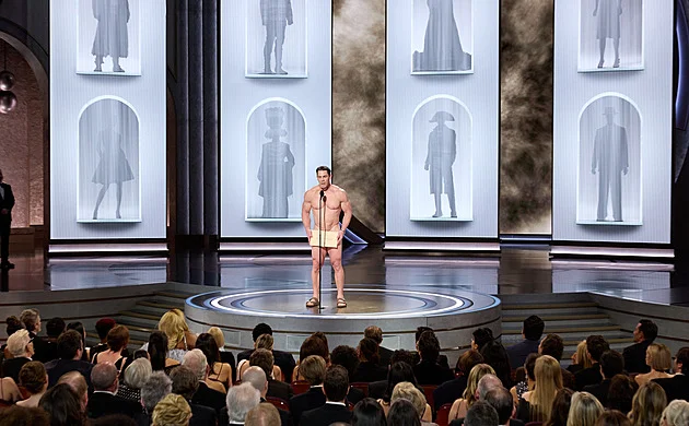 Nastoupil na Dvořáka a uškrtil Cenu. Ikona wrestlingu se rozloučila, fanoušci bučeli