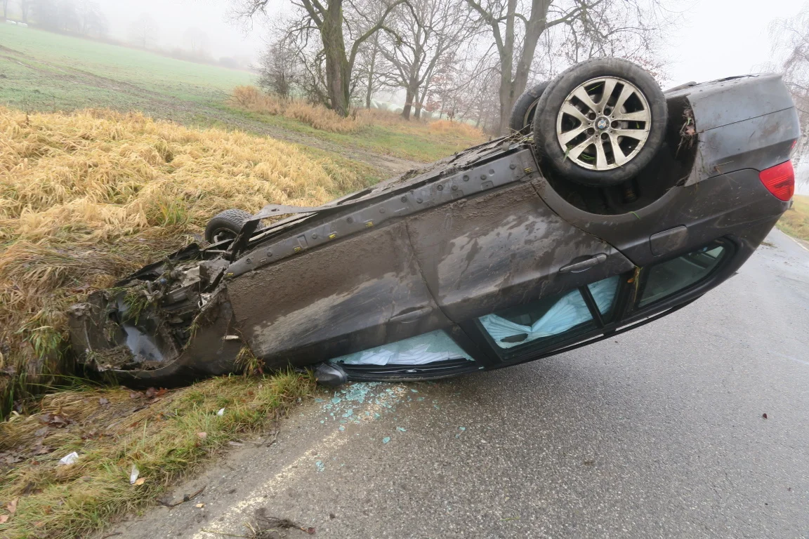 BMW skončilo po nehodě u Bavorova převrácené na střeše. Řidič nadýchal policistům více než dvě promile alkoholu