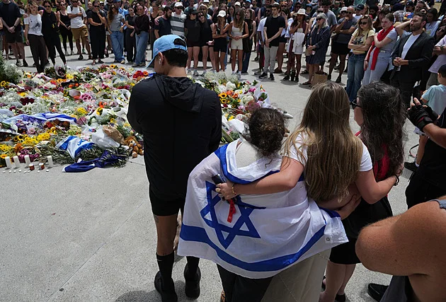 V Sydney vraždili otec se synem napojení na IS. Hrdina je po operaci, oslnil i Trumpa