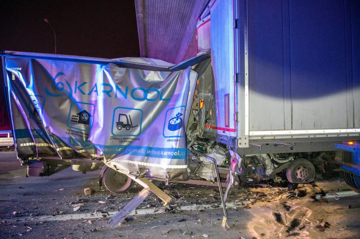 Řidič dodávky naboural na Pražském okruhu u Lochkova zezadu do kamionu. Vyprošťovat ho museli hasiči
