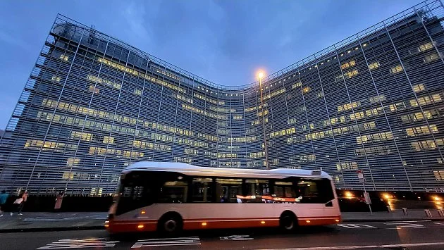 Brusel zmírnil zákaz spalovacích motorů. Malé emise povolí i po roce 2035