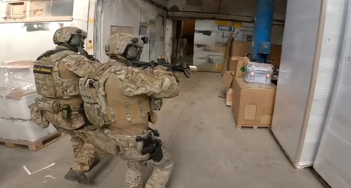 Kvůli nelegální výrobě a pašování cigaret zadrželi celníci 24 lidí