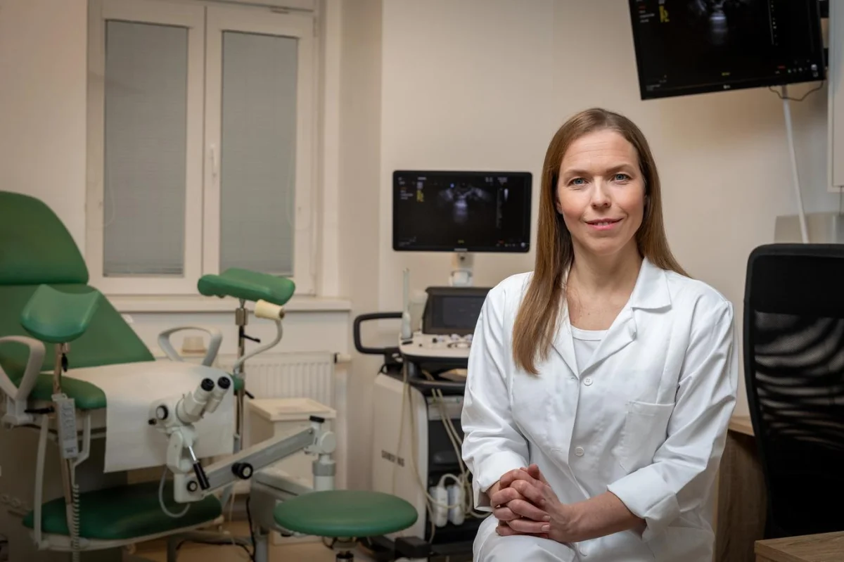 „Občas musím bránit medicínu,“ přiznává Táňa Glosová, gynekoložka a odborná poradkyně v seriálu Ordinace