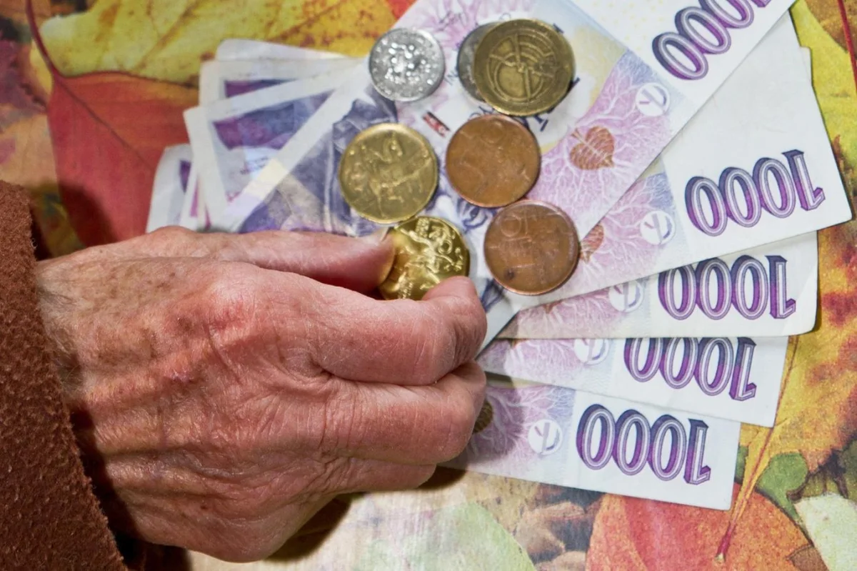 Dostáváte důchod v hotovosti? Od nového roku si za něj připlatíte