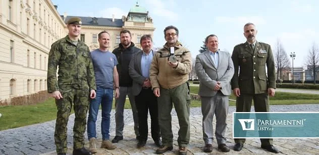 „Tak to je ten dobrák, co dal 100 mega na zlatou toaletu.“ Rušno s drony