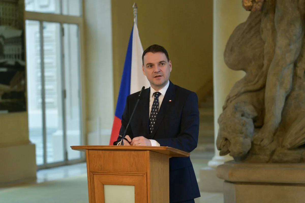 Slovenský ministr bude hlasovat za Česko v Bruselu, Macinka převzal resorty