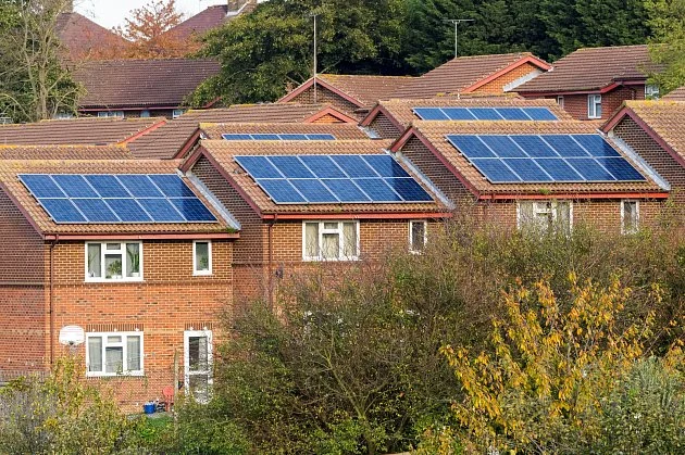 Regulovaná cena eletřiny klesne. Sát převzme platby za obnovitelné zdroje