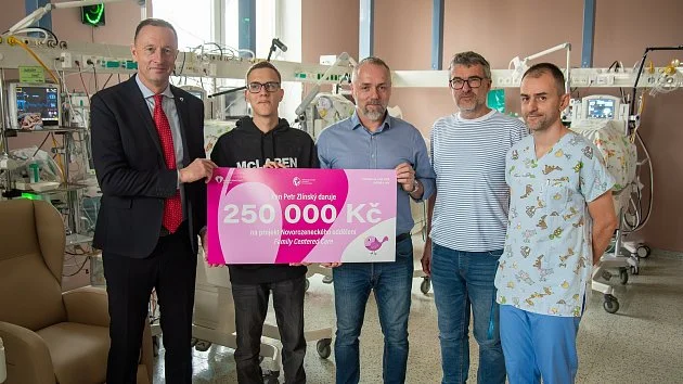 Zachránili mu syna. Otec po 20 letech věnoval olomoucké nemocnici čtvrt milionu