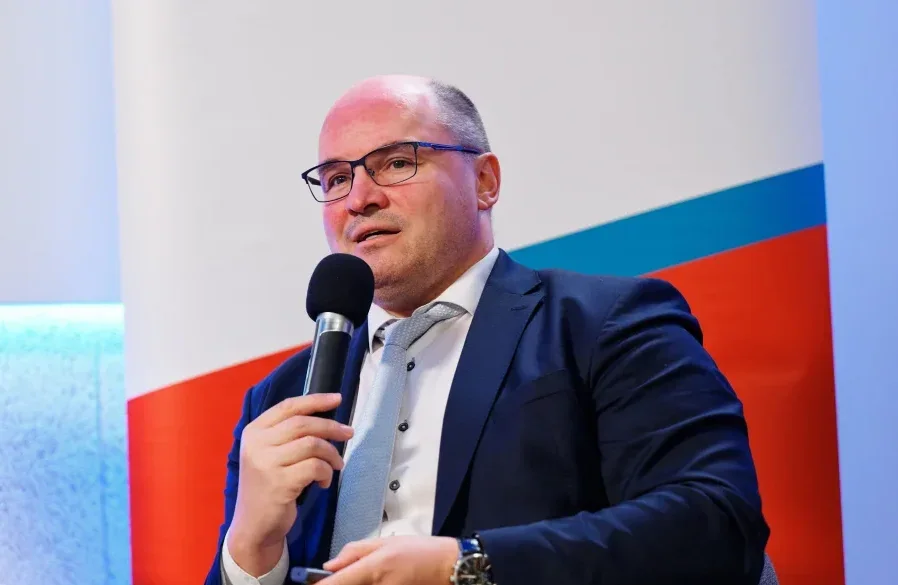 Snižování spotřeby energií v budovách je dnes miliardový byznys. Zajímá i banky