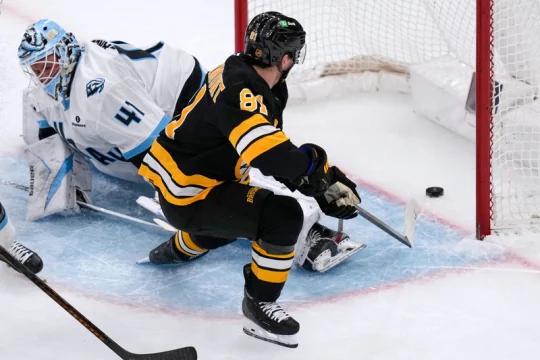 Pastrňák přispěl v NHL dvěma přihrávkami k výhře