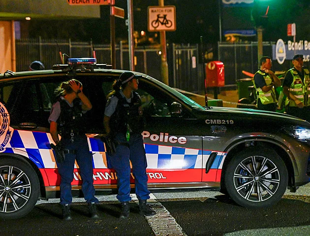Australská policie obvinila střelce ze Sydney z terorismu a 15 případů vraždy