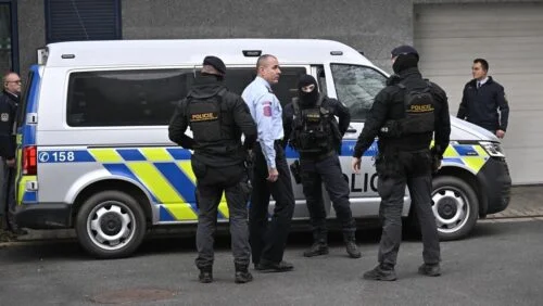 Bezpečnostní manévry před soudem. Muž obviněný z únosu a věznění chlapce byl poslán do vazby