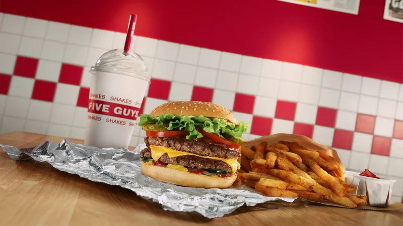 Jak si Češi zamilovali Five Guys: první týden přilákal tisíce hostů, vede Cheeseburger a slaninový milkshake