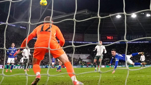 Peníze z prodeje Chelsea pošlete na pomoc Ukrajině. Máte na to 3 měsíce, vzkázala britská vláda Abramovičovi